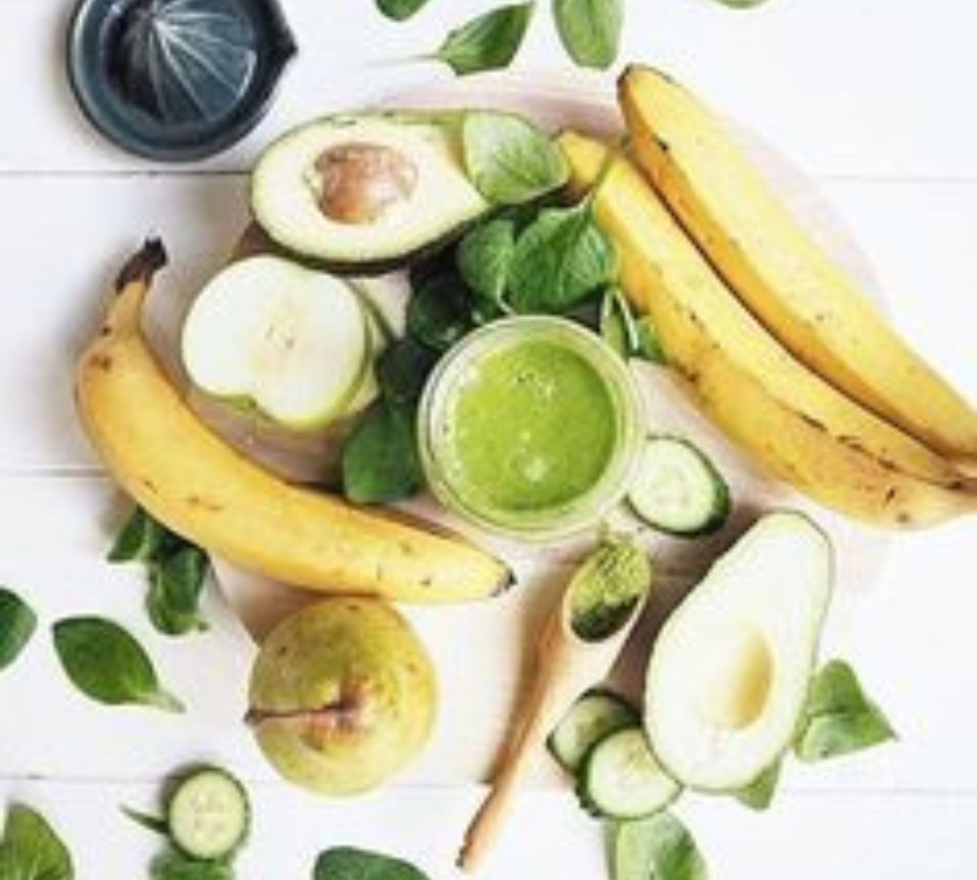 Green smoothie with ingredients